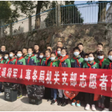 学雷锋美环境 清扫家园进社区
