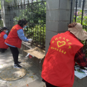 路边栏杆换“新衣” 美化环境生活好