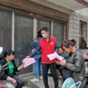 党员示范亮身份 扫楼行动我带头