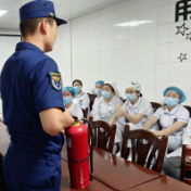 区消防救援大队深入医疗机构开展消防培训