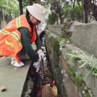 清理沟渠淤泥杂物     助力人居环境卫生整治