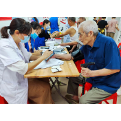 青春暖夕阳，关爱促健康