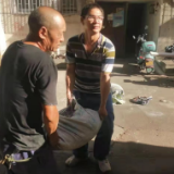 文明创建时,我们网格里的退伍老党员。