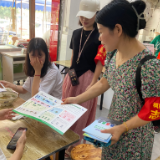 枫树新村社区开展“倡文明餐桌,树文明新风”志愿宣传活动