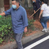 党员服务进小区 清洁家园我先行
