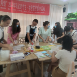 团圆迎中秋 巧手做月饼