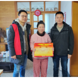 喜报送家门 尊崇暖人心