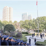 华章新启 再上征程——岳阳楼公安分局举行升国旗仪式