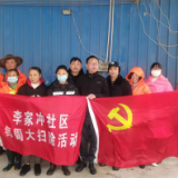 李家冲社区：借雨清扫 扮靓市容