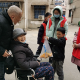 元宵送汤圆 温暖老人心