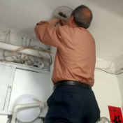 铁路社区:热心点亮电灯 情暖独居老人