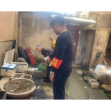 芋头田社区党委：清理卫生死角，共建美好环境