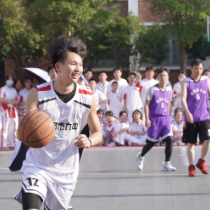 球场赛英姿 共叙校友情——岳阳市第九中学优秀学子张文杰回访母校