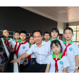 祖国，我想唱给您听：站东小学《国家》