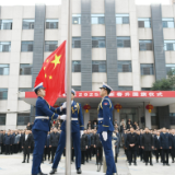 奋楫扬帆 启航新程 岳阳楼区举行新春上班首日升国旗仪式