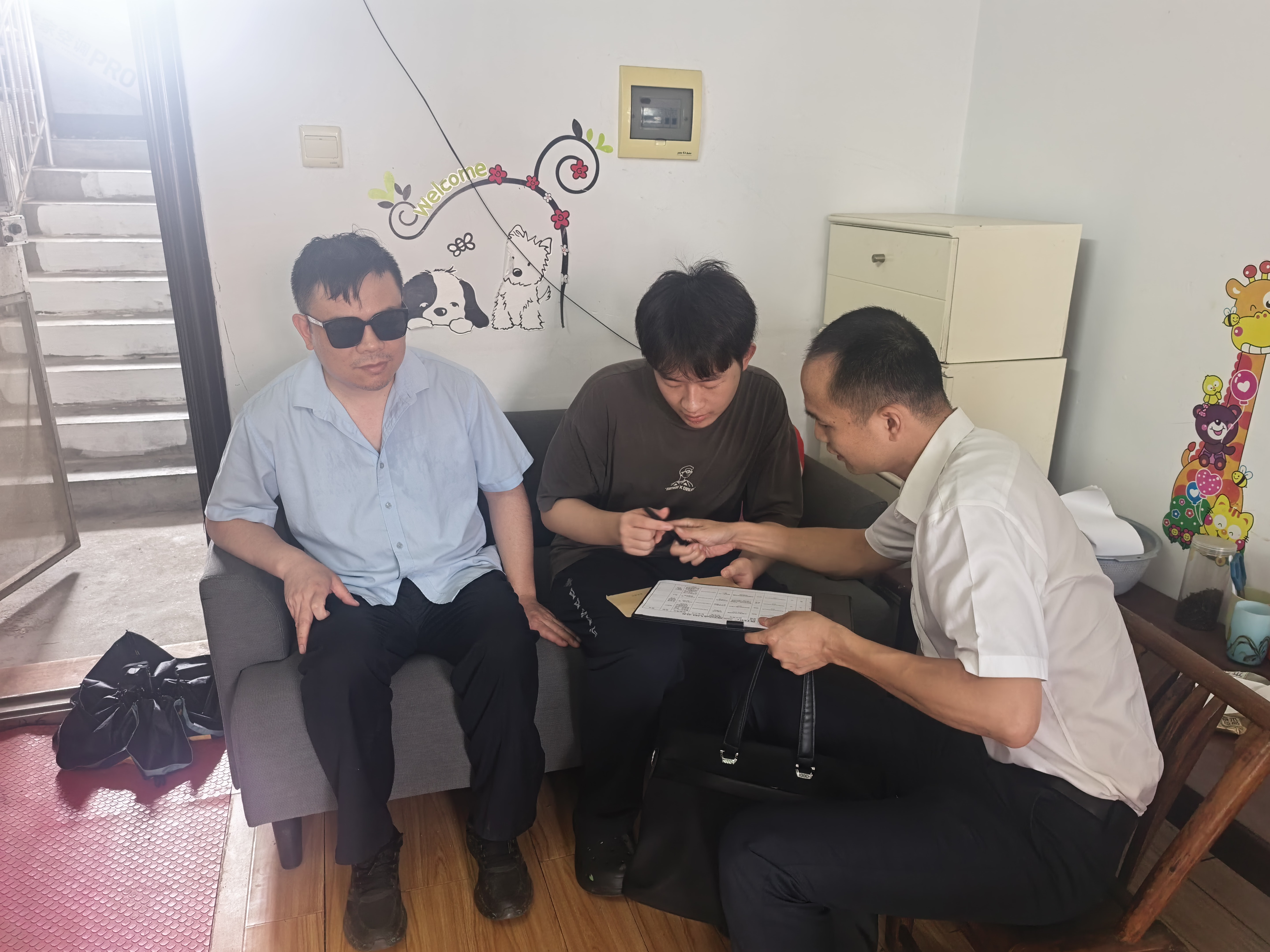 湘爱园社区上门慰问家庭困难的优秀学生付锦泽.jpg 湘爱园社区上门慰问家庭困难的优秀学生付锦泽.jpg