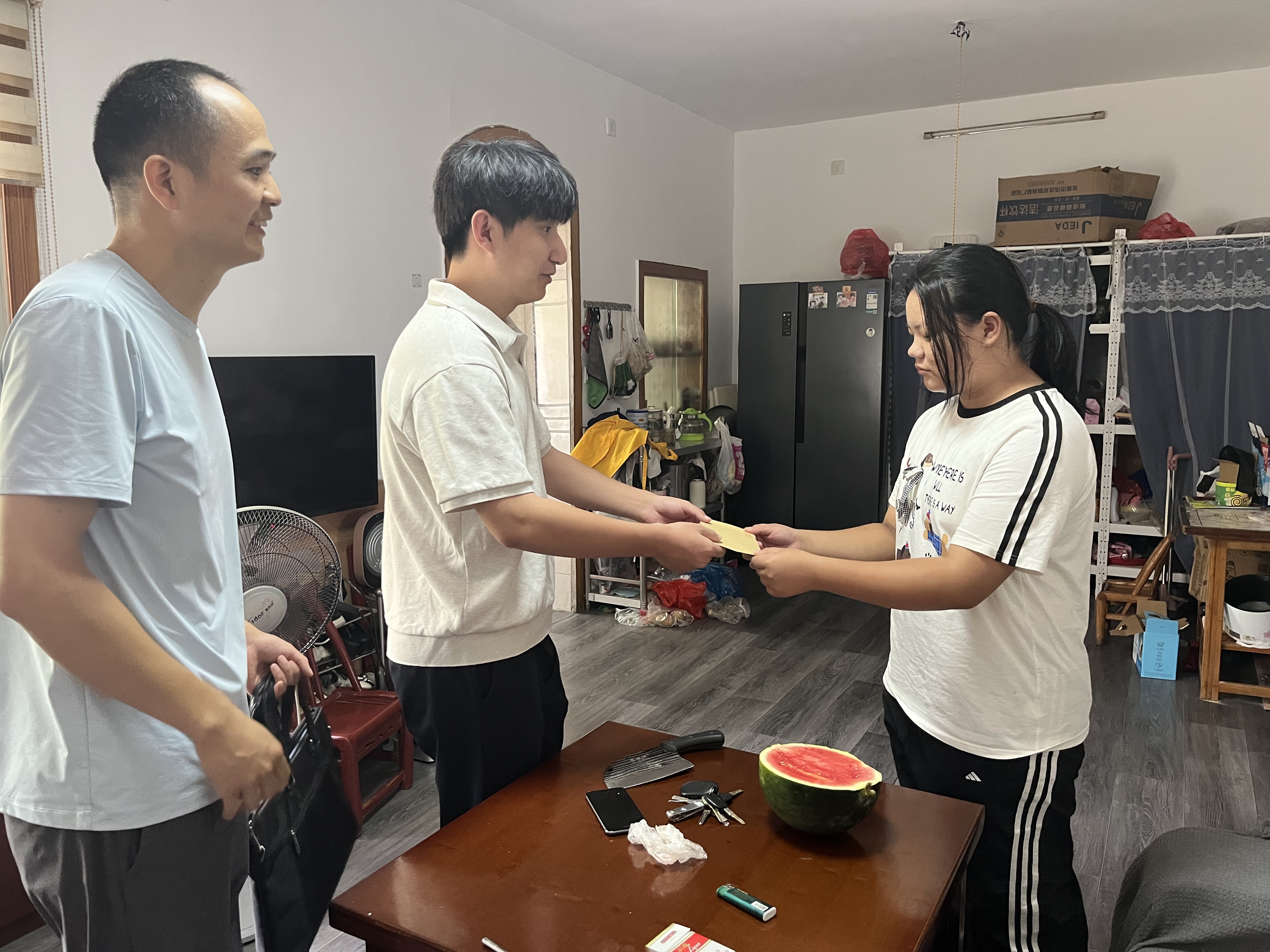 枫桥湖社区上门慰问贫困学生刘爱萍 (1).jpg 枫桥湖社区上门慰问贫困学生刘爱萍 (1).jpg