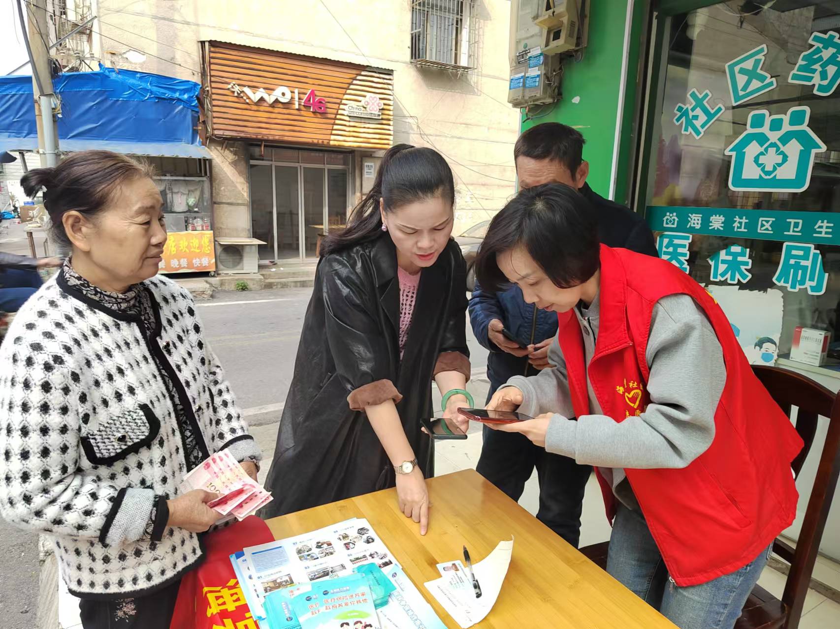 2024 年 11 月 5 日，海棠社区新时代文明实践站在辖区开展医保志愿宣传活动 (1).jpg