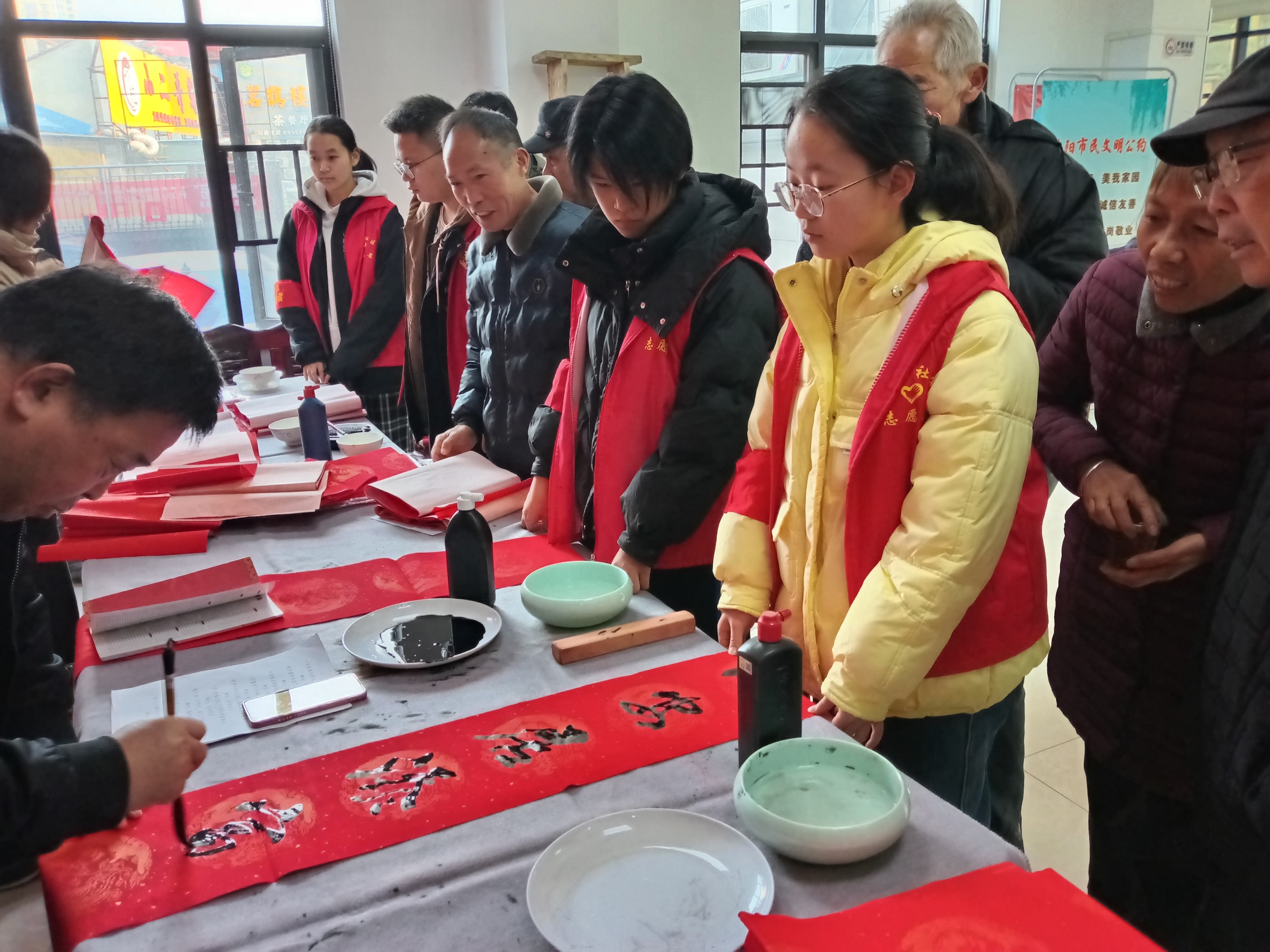 2025年1月21日海棠社区新时代文明实践站在一楼会议室开展“我们的节日·春节——墨香迎新春,福满社区情”主题活动 (6).jpg 2025年1月21日海棠社区新时代文明实践站在一楼会议室开展“我们的节日·春节——墨香迎新春,福满社区情”主题活动 (6).jpg