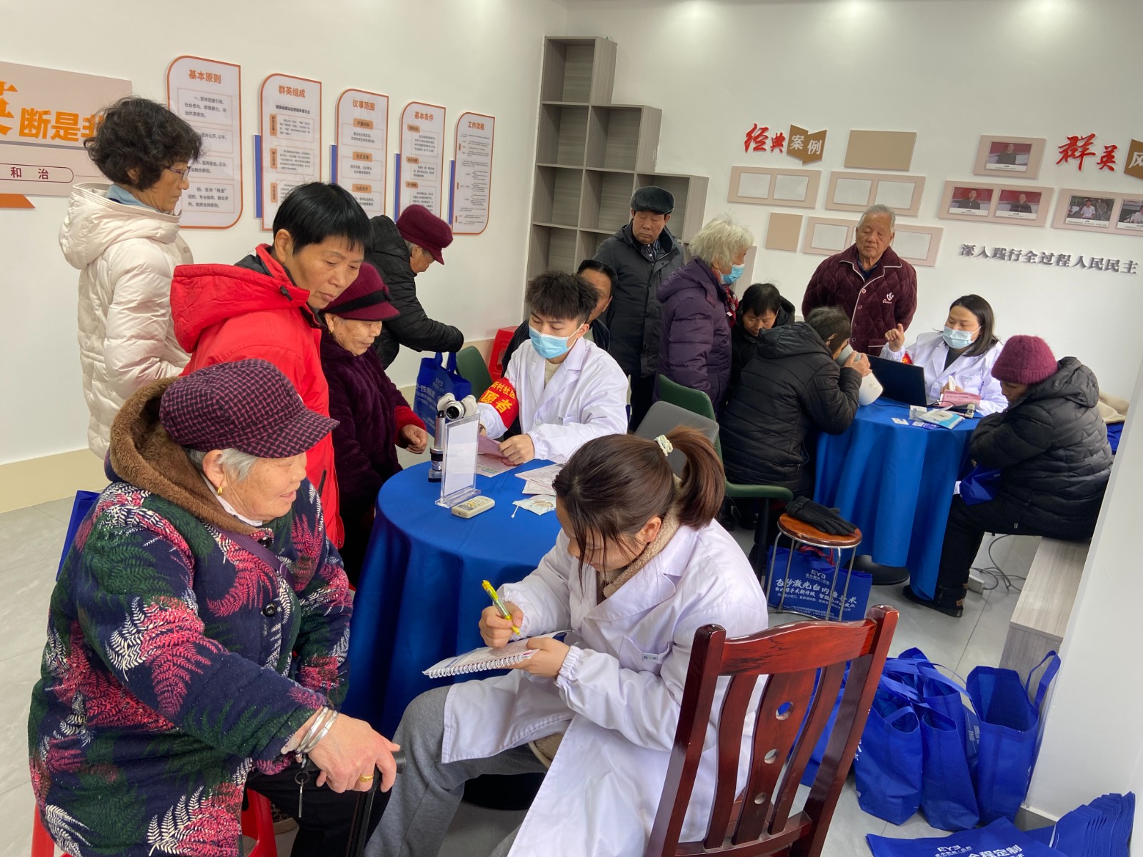 2025.3.5枫树新村社区新时代文明实践站在社区二楼会议室开展了“我为群众办实事----爱在雷锋月,情满三八节”眼科义诊活动3.jpg