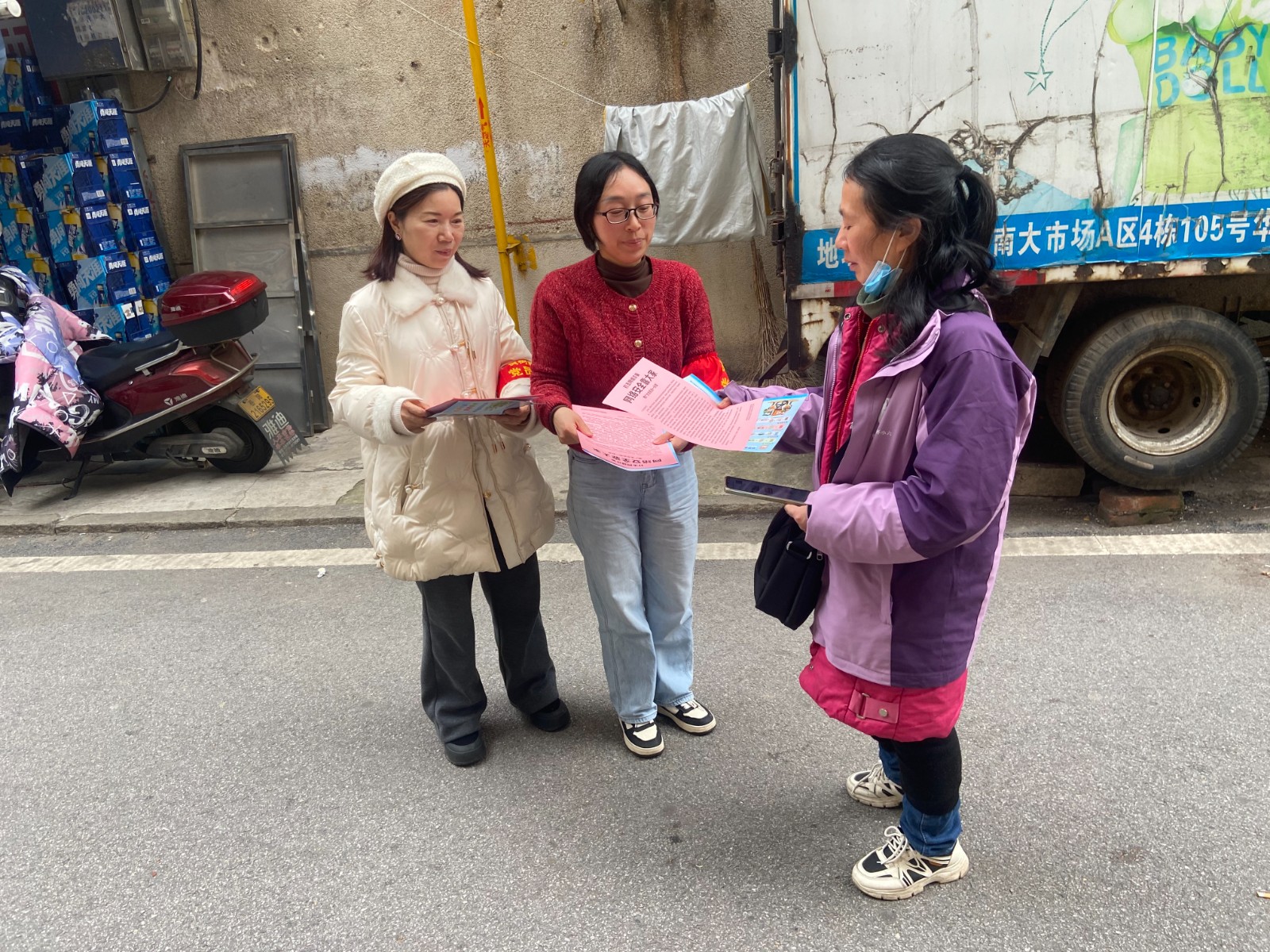 2025.3.6枫树新村社区新时代文明实践站在辖区开展2025年“老年人防范诈骗”主题宣传活动3.jpg