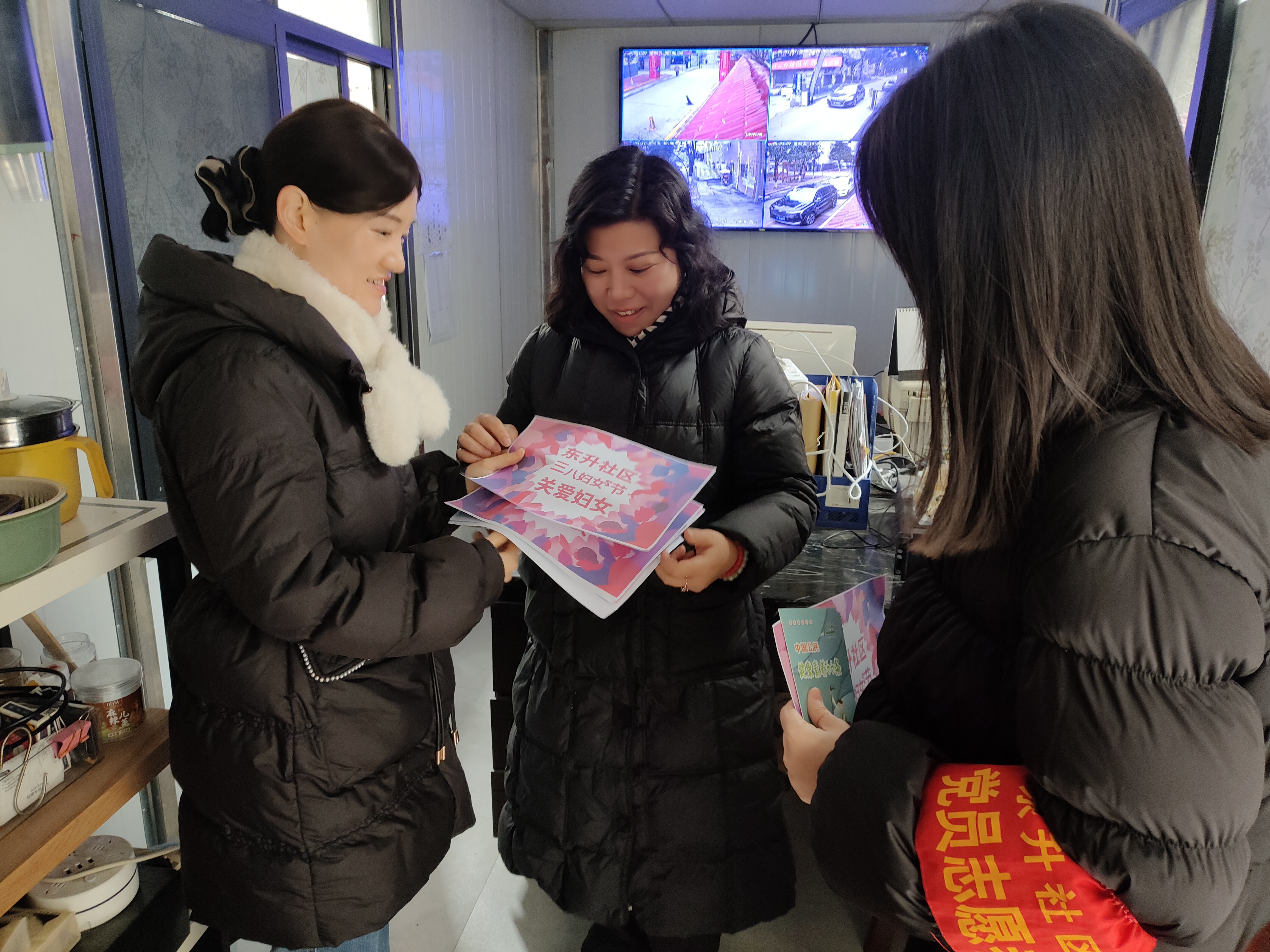2025年3月8日，东升社区新时代文明实践站在6906小区开展38妇女节送关怀  健康宣传志愿活动。 (2).jpg