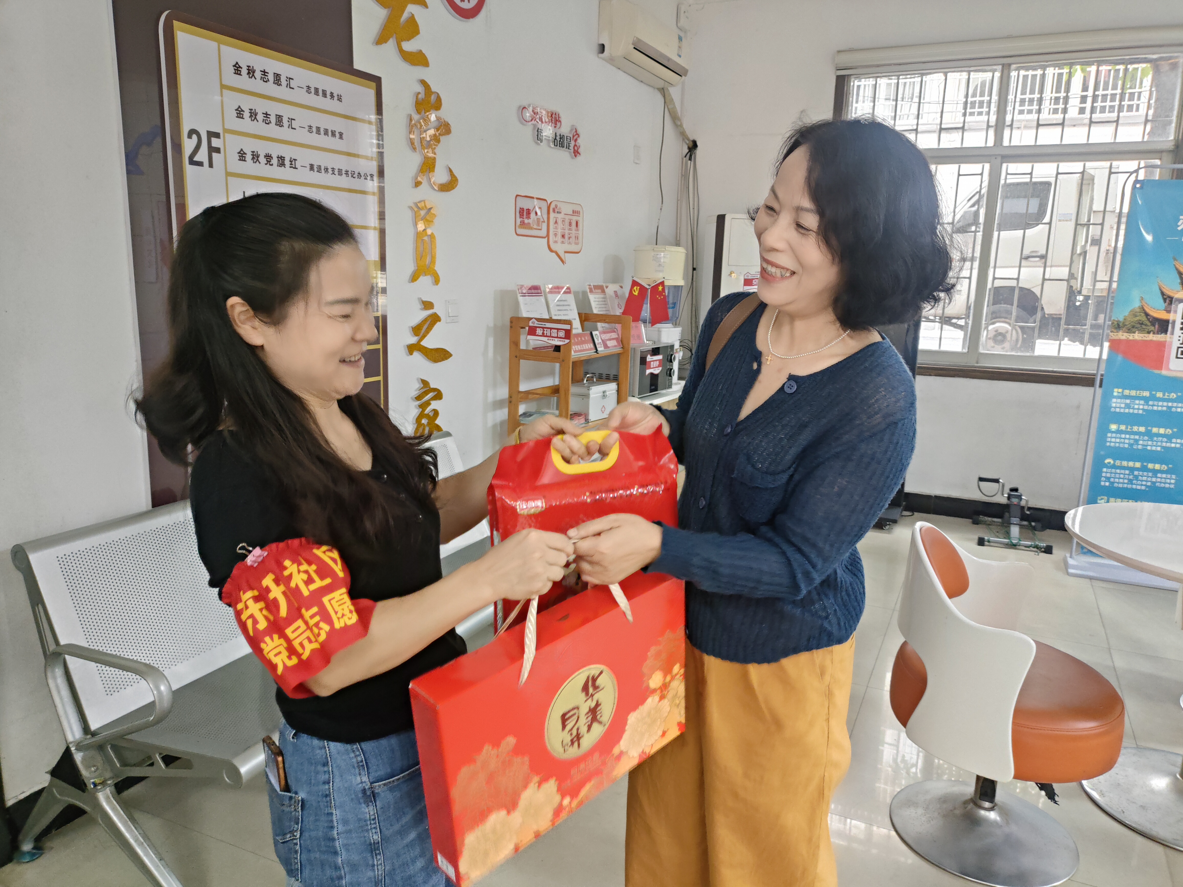2026年9月22日,东升社区新时代文明实践站在社区开展我们的节日·中秋节“走访慰问失独家庭 传递社区温情”志愿活动。 (5).jpg 2026年9月22日,东升社区新时代文明实践站在社区开展我们的节日·中秋节“走访慰问失独家庭 传递社区温情”志愿活动。 (5).jpg