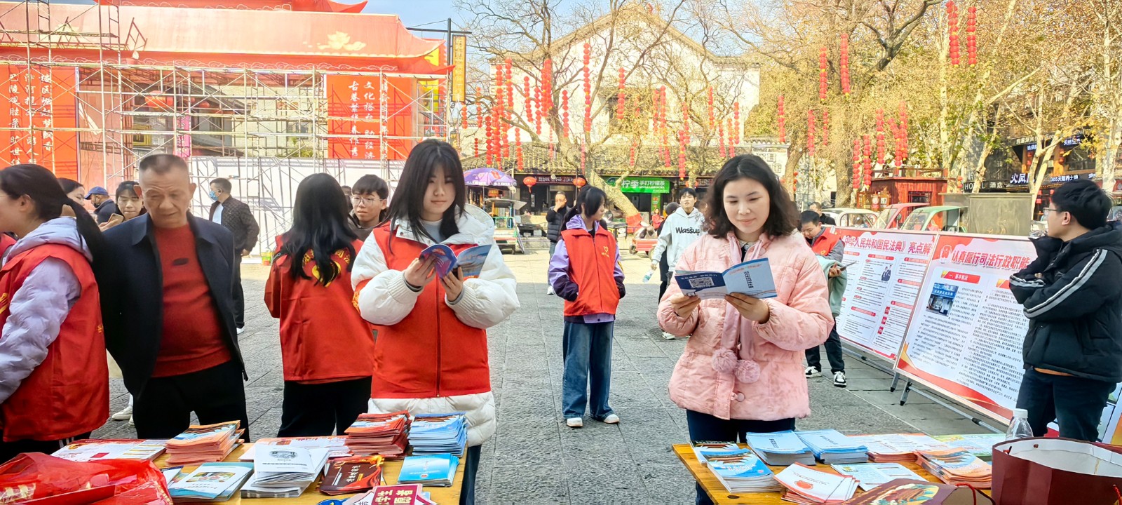 1月21日东茅岭街道新时代文明实践所组织开展大学生送法下家乡法治宣传活动 (3).jpg