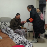 情系贫困家庭 温情关怀暖人心