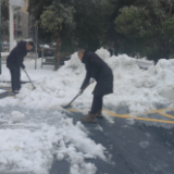 党员先锋齐上阵 铲雪除冰暖民心