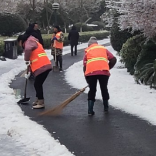 扫雪除冰保安全 不畏严寒显真情