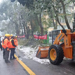 五里牌街道党员干部齐心铲雪保畅通