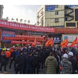 集中整治泰和市场群违法建设