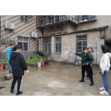 家门口种菜引争议 居民合力护环境 