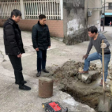 社区办实事 修复下水道管道