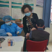 九旬老党员接种疫苗：为国家疫情防控贡献自己的一份力量