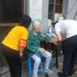 真情服务零距离,上门体检暖人心 ——党员亮身份,筑牢疫情防控线