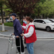 暖心服务,助力空巢老人接种无忧