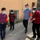 党员亮身份:助力老人疫苗接种工作
