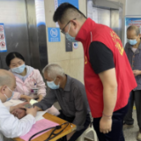 洛王街道：助力60岁以上老人接种疫苗