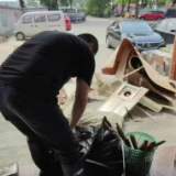 优化办公环境，营造整洁社区