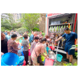 区消防救援大队义务为居民送水
