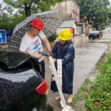 暴雨侵袭成内涝 社区排涝保平安