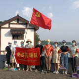 党员示范亮身份 清洁家园当先锋