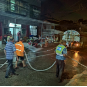 连夜洗洒路面,还道路本色