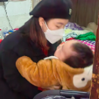 婴儿被独留家中 网格员出手相助