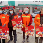 迎新春送春联  环卫工人笑开颜