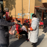 发放宣传挂历 宣传安全生产