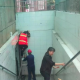李家冲社区:卫生大扫除 营造洁净办公环境