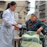 家庭医生上门体检 敬老志愿爱老护老